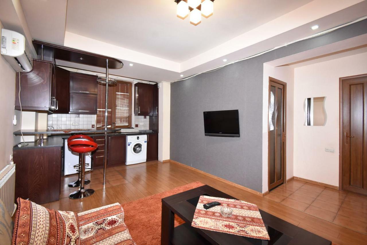 Apartments In Center Of Yerevan,Koghbatsi 1A Street Esterno foto